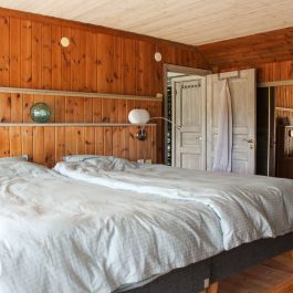 Ferienhäuser Lärbro – Haupthaus Master Schlafzimmer Bett