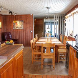 Ferienhäuser Lärbro – Haupthaus Küche mit Tisch