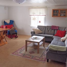 Ferienhaus Ätran Wohnzimmer Esstisch und Sofa