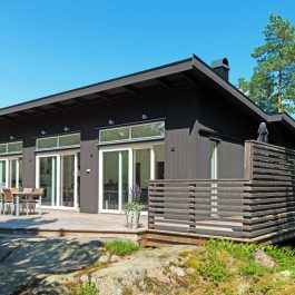Innenarchitektonisch ansprechend mit nordischen Designermöblen gestaltetes exklusives Ferienhaus nahe herrlicher Schärenküste