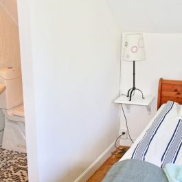 Ferienhaus Arkösund Gård Schlafzimmer mit Doppelbett, Tür zum WC