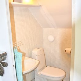 Ferienhaus Arkösund Gård WC am Schlafzimmer