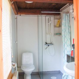 Ferienhaus Gamlebyviken Badezimmer mit Dusche
