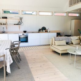Ferienhaus Hällevik – Wohnraum mit Blick Richtung Sofa