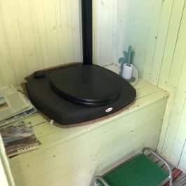 Ferienhaus Lönern Biotoilette im Toilettenhäuschen