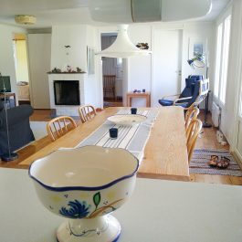 Ferienhaus Löttorp Blick von der Küche in den Wohnraum