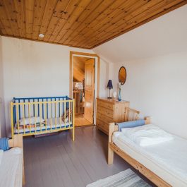 Ferienhaus Mörkebosee Schlafzimmer mit Gitterbett