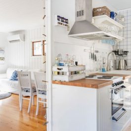Ferienhaus Ornö – Blick in Küche und Wohn-/Esszimmer