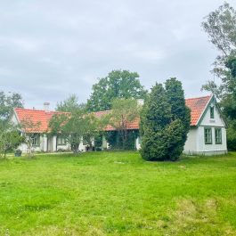 Auf Halbinsel Skanör-Falsterbo gelegenes Ferienhaus (älteres aber charmantes, ehemaliges Wohnhaus) mit großem Gartengrundstück. Nahe schöner Meeresstrände am Öresund in Skåne, Südschweden.