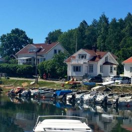 Ferienhaus (linkes Haus) am Meer mit schönem Meeresblick auf der Insel Orust in kleinem Hafenort Slussen gelegen. Mit eigenem Kanu und großer Veranda.