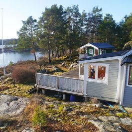 Kleines Ferienhaus mit Kajak und Kanu auf Seegrundstück direkt am großen See Vänern. Fantastischer Seeblick.