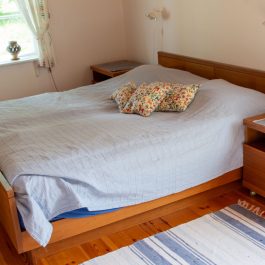 Ferienhaus Vättern Motala Schlafzimmer Blick auf das Doppelbett